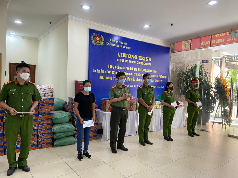 Mỗi phần quà gửi gắm sự động viên, vượt khó