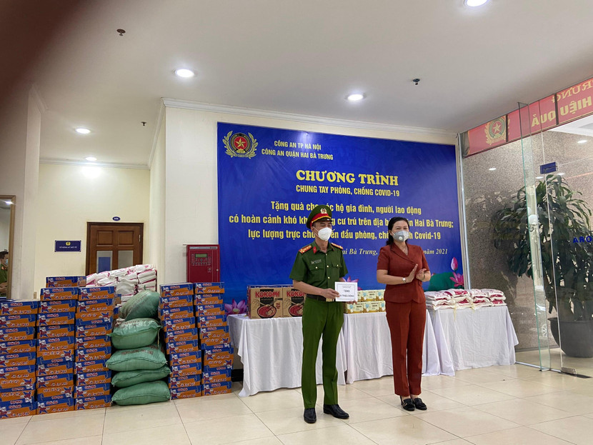 Lãnh đạo Ủy ban MTTQ quận Hai Bà Trưng chúc mừng CAQ Hai Bà Trưng nhân dịp 19/8