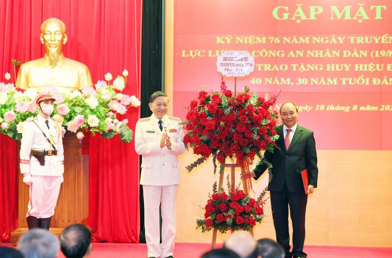 Chủ tịch nước Nguyễn Xuân Phúc tặng lẵng hoa chúc mừng Bộ Công an nhân kỷ niệm 76 năm Ngày Truyền thống lực lượng CAND Chủ tịch nước Nguyễn Xuân Phúc tặng lẵng hoa chúc mừng Bộ Công an nhân kỷ niệm 76 năm Ngày Truyền thống lực lượng CAND