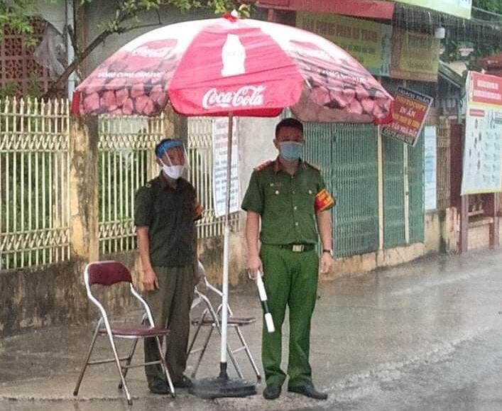 Lực lượng Công an xã luôn ở tuyến đầu chống dịch