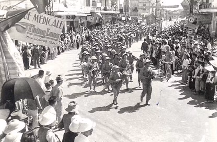 Sáng 10-10-1954, quân ta tiến vào giải phóng Hà Nội trong rừng cờ hoa rực rỡ Sáng 10-10-1954, quân ta tiến vào giải phóng Hà Nội trong rừng cờ hoa rực rỡ