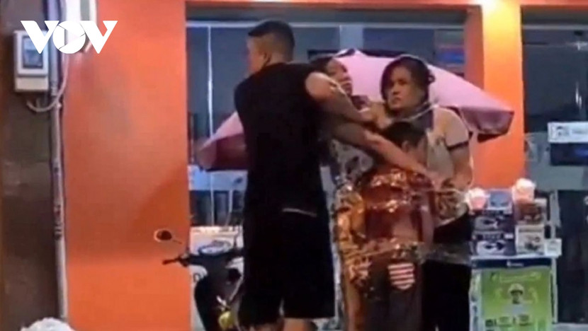 Đối tượng dùng dao, băng keo quấn chặt các nạn nhân lại với nhau, rồi khóa trái cửa ra vào cửa hàng. Đối tượng dùng dao, băng keo quấn chặt các nạn nhân lại với nhau, rồi khóa trái cửa ra vào cửa hàng.