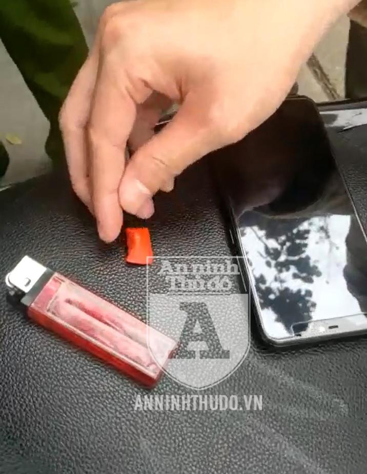 Gói ma túy trong túi quần đối tượng Gói ma túy trong túi quần đối tượng