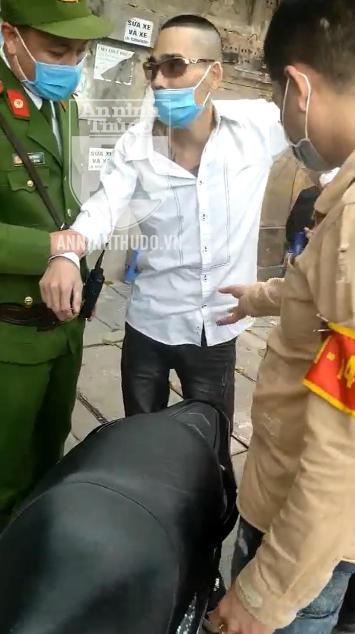 Đối tượng bị các cán bộ của tổ Y16/141 áp sát rất nhanh chóng Đối tượng bị các cán bộ của tổ Y16/141 áp sát rất nhanh chóng