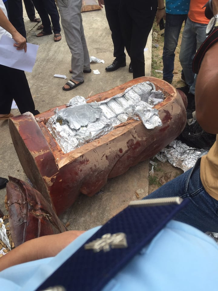 Ma túy được cất giấu tinh vi trong các pho tượng gỗ Ma túy được cất giấu tinh vi trong các pho tượng gỗ