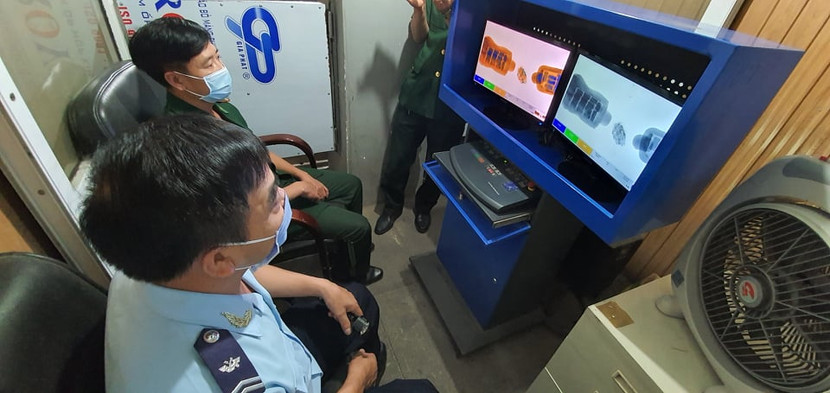 Qua máy soi hành lý, Hải quan Cầu Treo đã phát hiện sự bất thường trong lô hàng tượng gỗ Qua máy soi hành lý, Hải quan Cầu Treo đã phát hiện sự bất thường trong lô hàng tượng gỗ