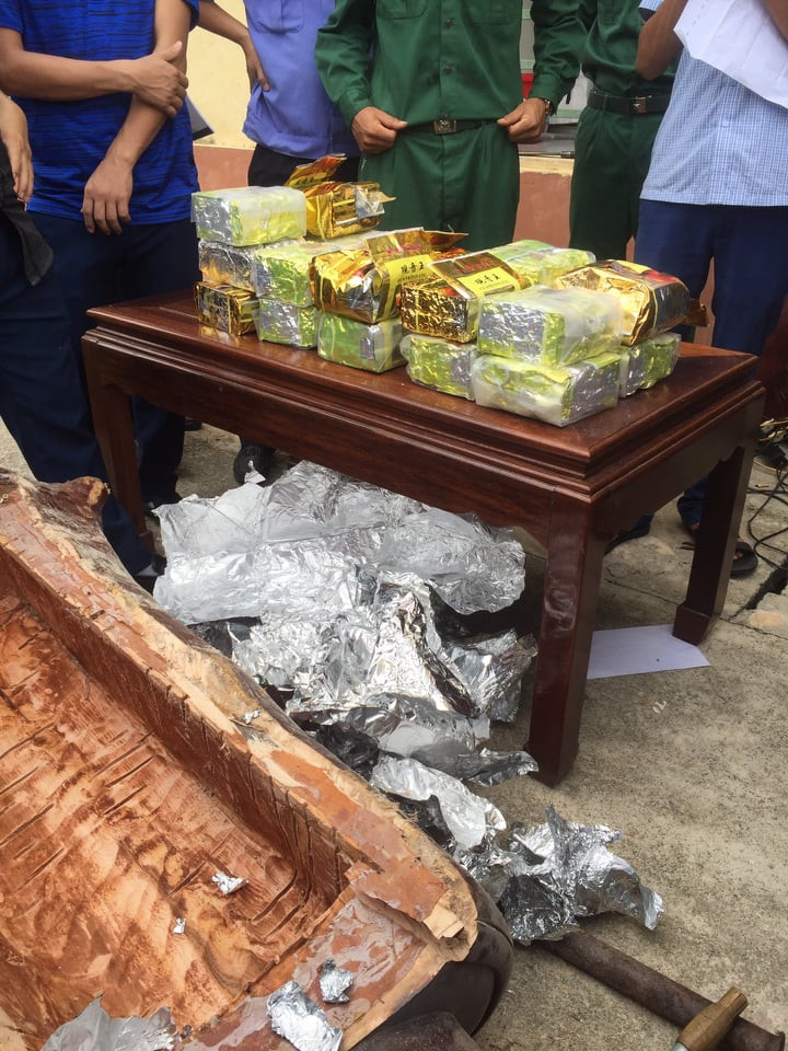 Ma túy được cất giấu tinh vi trong các pho tượng gỗ Ma túy được cất giấu tinh vi trong các pho tượng gỗ