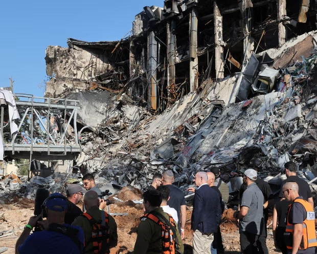 Thủ tướng Israel Benjamin Netanyahu đến thăm Viện Weizmann ngày 20-6-2025 sau khi nơi này bị Iran tấn công