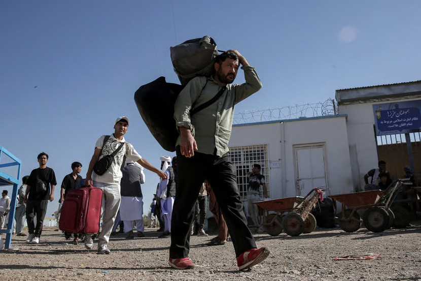 Do hậu quả trực tiếp của vụ rò rỉ dữ liệu, khoảng 900 người Afghanistan cùng 3.600 thân nhân đã được đưa đến Anh theo kế hoạch tái định cư bí mật