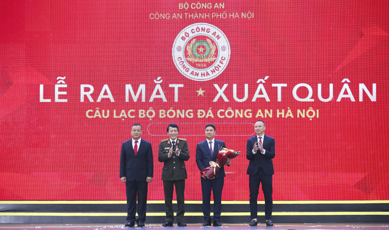Đại tướng Lương Tam Quang, Ủy viên Bộ Chính trị, Bộ trưởng Bộ Công an dự Lễ ra mắt và xuất quân của Câu lạc bộ bóng đá Công an Hà Nội Đại tướng Lương Tam Quang, Ủy viên Bộ Chính trị, Bộ trưởng Bộ Công an dự Lễ ra mắt và xuất quân của Câu lạc bộ bóng đá Công an Hà Nội