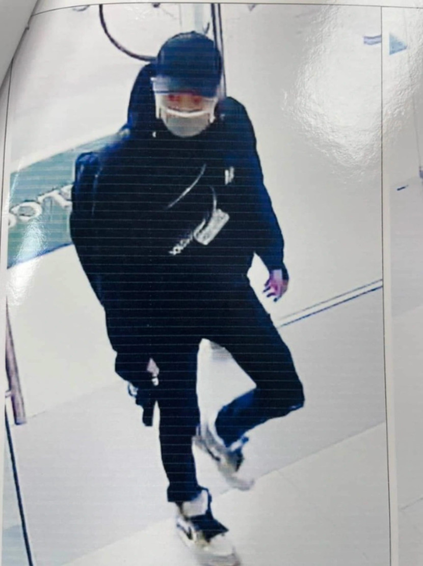 Hình ảnh Nguyễn Văn Nam khi bước vào phòng giao dịch Hình ảnh Nguyễn Văn Nam khi bước vào phòng giao dịch