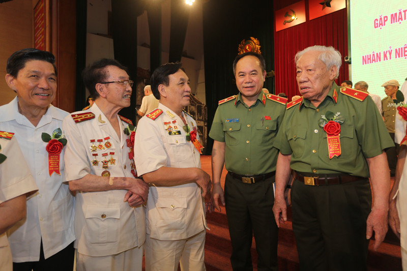 Trung tướng Nguyễn Thanh Tùng - Ủy viên Ban Thường vụ Thành ủy, Bí thư Đảng ủy, Giám đốc CATP Hà Nội gặp mặt cán bộ Công an Hà Nội chi viện chiến trường miền Nam thời kỳ kháng chiến chống Mỹ cứu nước trong dịp kỷ niệm 50 năm Giải phóng miền Nam, thống nhất đất nước 30-4-2025