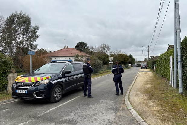 Cảnh sát được triển khai ở Mereau (Pháp) sau vụ bắt cóc doanh nhân David Balland Cảnh sát được triển khai ở Mereau (Pháp) sau vụ bắt cóc doanh nhân David Balland