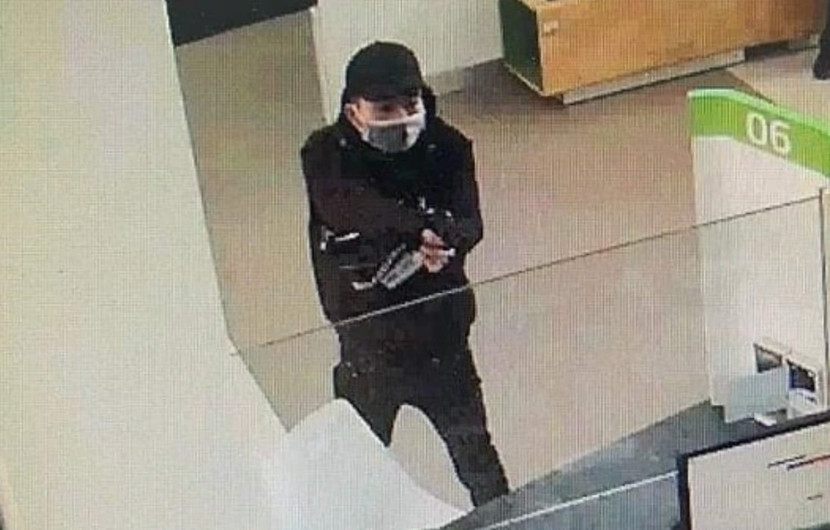 Hình ảnh Nam cầm súng chĩa vào nhân viên phòng giao dịch uy hiếp, yêu cầu giao nộp tiền Hình ảnh Nam cầm súng chĩa vào nhân viên phòng giao dịch uy hiếp, yêu cầu giao nộp tiền