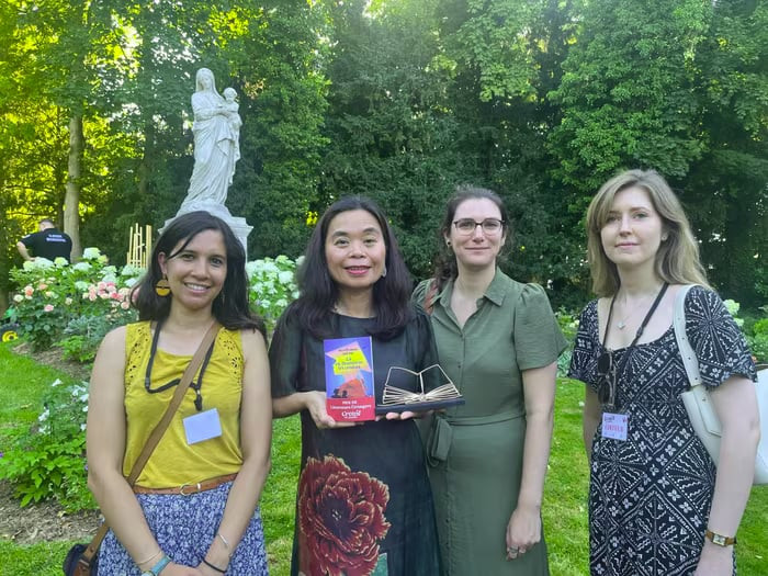 Nguyễn Phan Quế Mai (thứ 2 từ trái sang) cùng đại diện các nhà xuất bản nhận giải thưởng văn học nước ngoài xuất sắc