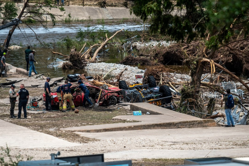 Cảnh đổ nát sau khi lũ quét đi qua ở Texas Cảnh đổ nát sau khi lũ quét đi qua ở Texas