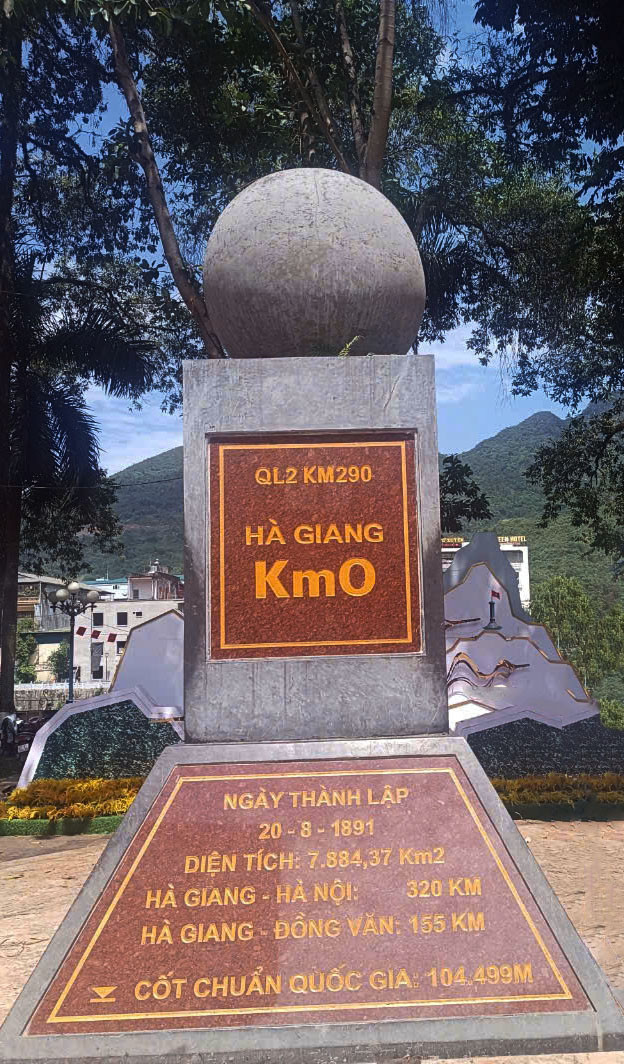 Cột mốc Km0 Hà Giang vẫn được giữ lại sau sáp nhập tỉnh và là điểm check in quen thuộc của du khách