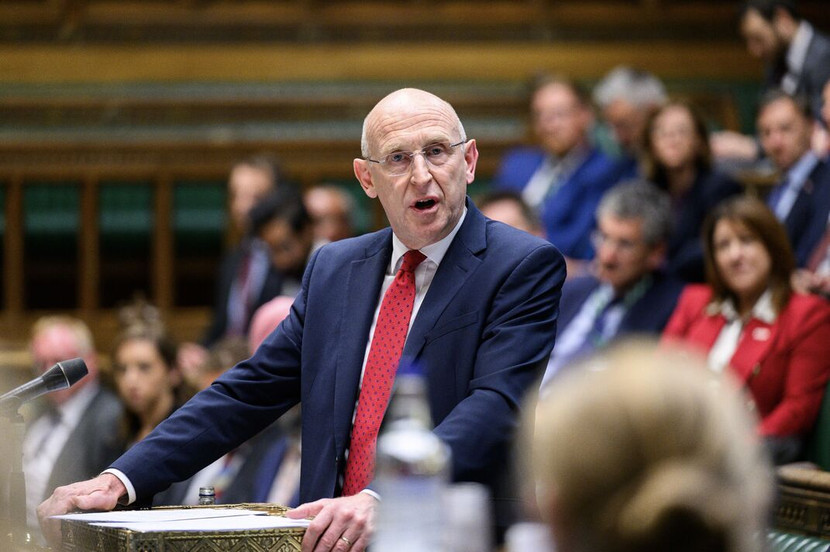 Bộ trưởng Quốc phòng Anh John Healey điều trần trước Quốc hội về vụ rò rỉ tài liệu mật liên quan đến những người Afghanistan phục vụ cho quân đội Anh