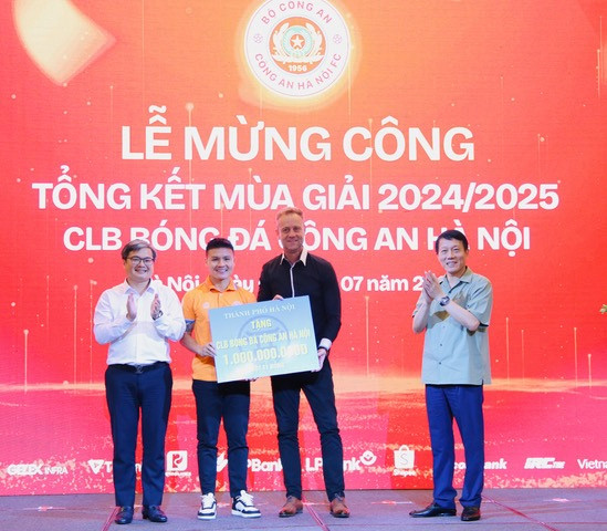 Đại tướng Lương Tam Quang, Ủy viên Bộ Chính trị, Bộ trưởng Bộ Công an và Phó Chủ tịch UBND TP Hà Nội Trương Việt Dũng tặng thưởng Câu lạc bộ Công an Hà Nội vì thành tích xuất sắc mùa giải 2024-2025 Đại tướng Lương Tam Quang, Ủy viên Bộ Chính trị, Bộ trưởng Bộ Công an và Phó Chủ tịch UBND TP Hà Nội Trương Việt Dũng tặng thưởng Câu lạc bộ Công an Hà Nội vì thành tích xuất sắc mùa giải 2024-2025