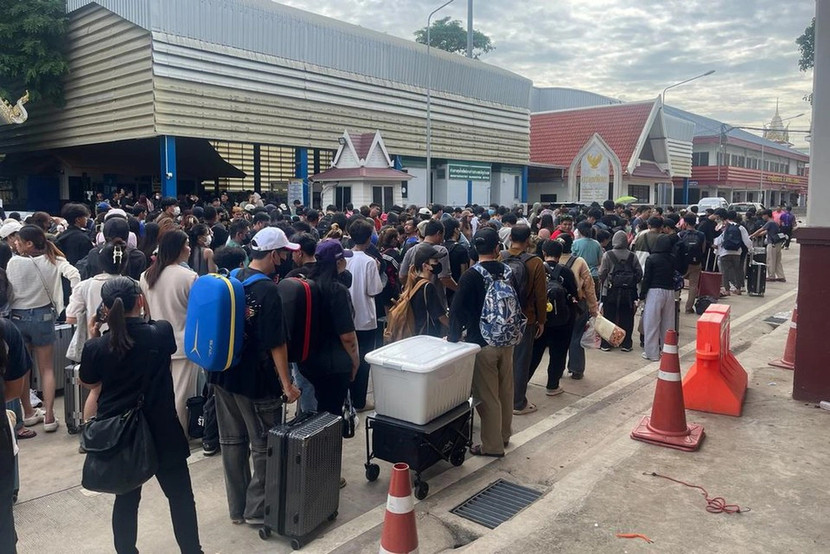 Người Campuchia xếp hàng hồi hương từ Thái Lan