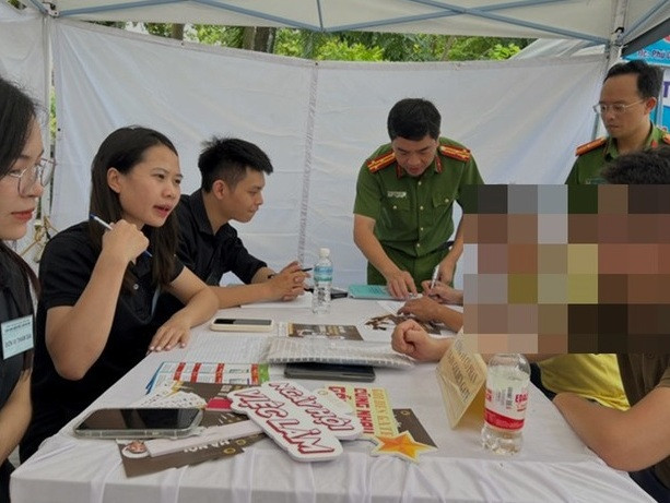 CAQ Tây Hồ phối hợp cán bộ ngân hàng hướng dẫn thủ tục cấp tín dụng cho người hoàn lương