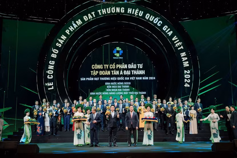 Đây là lần thứ 6 liên tiếp Tân Á Đại Thành có sản phẩm được công nhận Thương hiệu quốc gia. Năm nay, 4 sản phẩm được công nhận gồm: bình nước nóng Rossi, Bồn inox Đại Thành, bồn nhựa Đại Thành, bình nước nóng sử dụng năng lượng mặt trời Đại Thành.