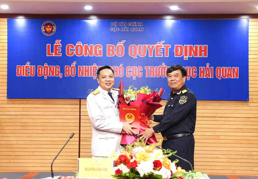 Cục trưởng Cục Hải quan Nguyễn Văn Thọ (bên phải) trao quyết định bổ nhiệm cho ông Nguyễn Thành Hưng Cục trưởng Cục Hải quan Nguyễn Văn Thọ (bên phải) trao quyết định bổ nhiệm cho ông Nguyễn Thành Hưng