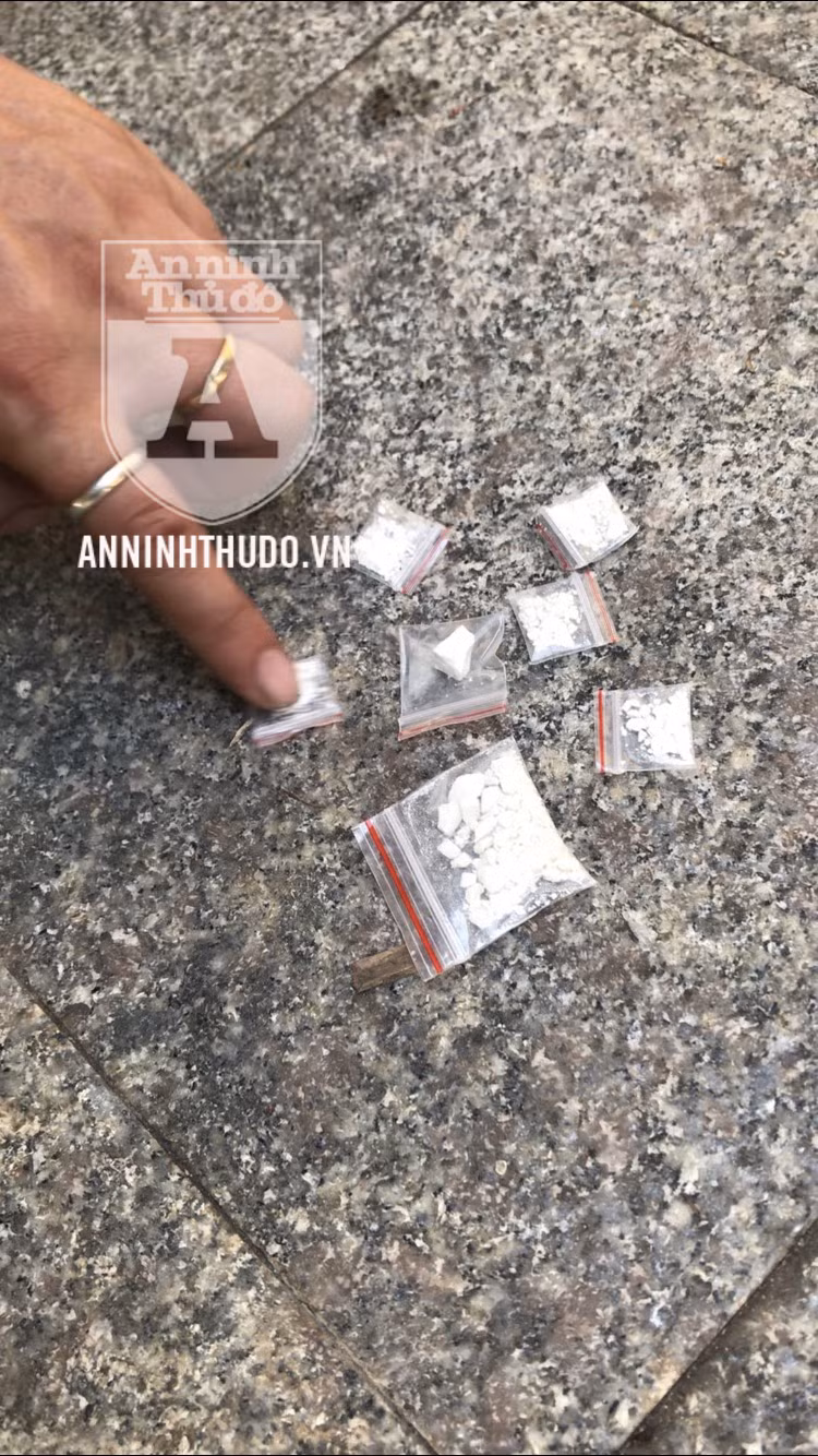 Các túi nilon heroin được đối tượng giấu trong bao thuốc lá