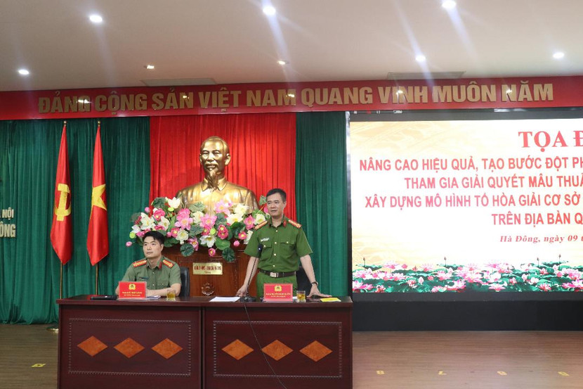 Đại tá Nguyễn Ngọc Quyền - Trưởng CAQ và Trung tá Bùi Nhật Quang - Phó trưởng CAQ chủ trì, điều hành hội nghị tọa đàm