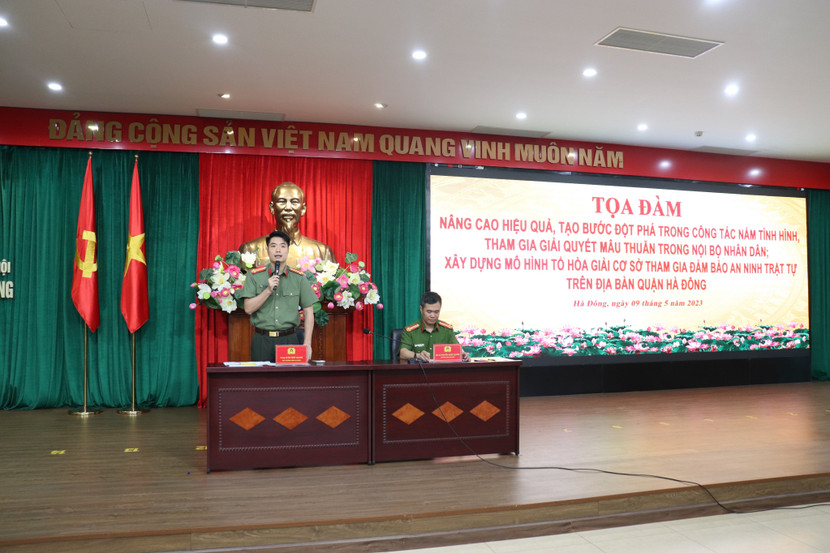 Trung tá Bùi Nhật Quang - Phó trưởng CAQ trực tiếp trao đổi những vấn đề các đại diện Tổ hòa giải nêu tại hội nghị