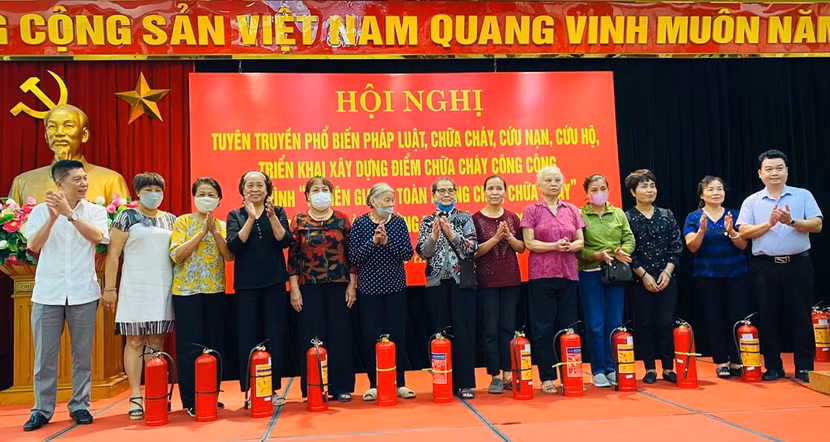 Trao tặng bình bọt chữa cháy đến các hộ còn khó khăn trên địa bàn phường Điện Biên Trao tặng bình bọt chữa cháy đến các hộ còn khó khăn trên địa bàn phường Điện Biên