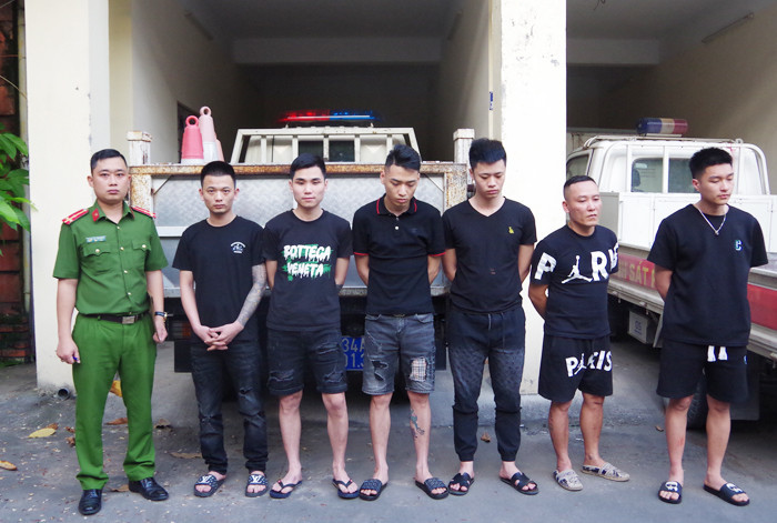Nguyễn Trọng Chiến (thứ hai từ trái sang) và 5 đối tượng dương tính với ma túy tại quán karaoke Shaphia