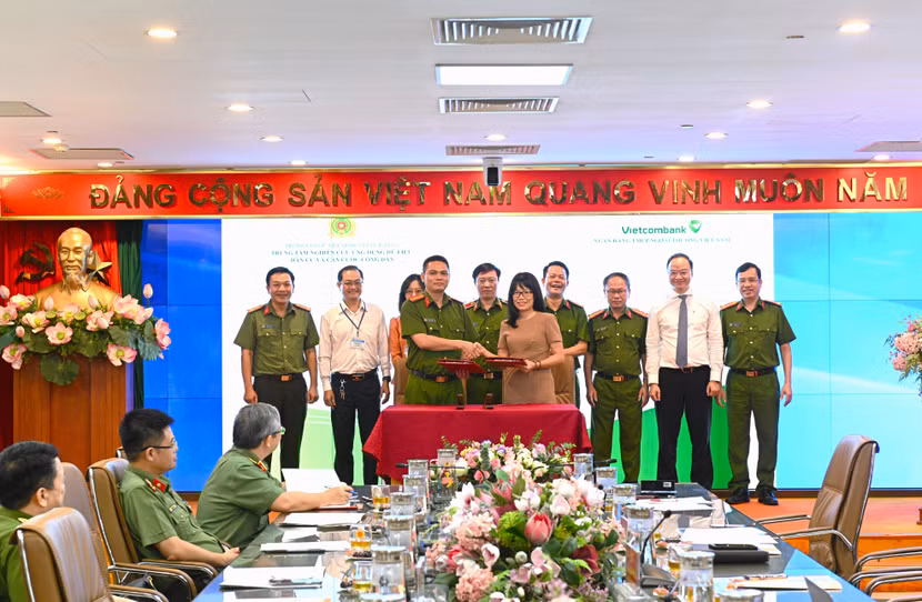 Hình ảnh Lễ ký kết “Dịch vụ xác thực điện tử” giữa đại diện Bộ Công an và Vietcombank (Nguồn: Vietcombank)