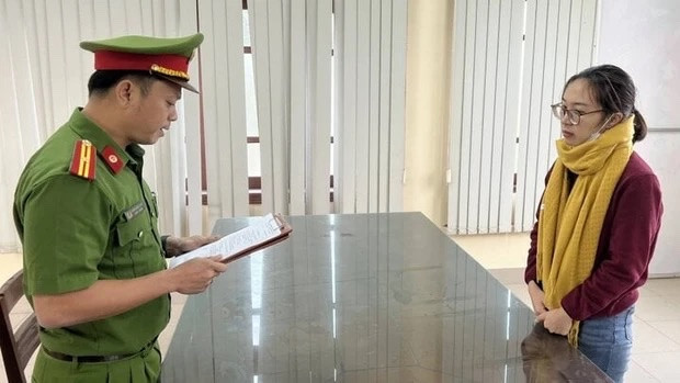 Cơ quan CSĐT Công an TP Đà Nẵng tống đạt quyết định khởi tố đối với Nguyễn Thị Dung