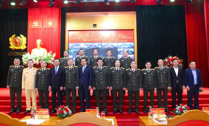 Bộ trưởng Tô Lâm và các đại biểu dự hội nghị chụp ảnh lưu niệm Bộ trưởng Tô Lâm và các đại biểu dự hội nghị chụp ảnh lưu niệm