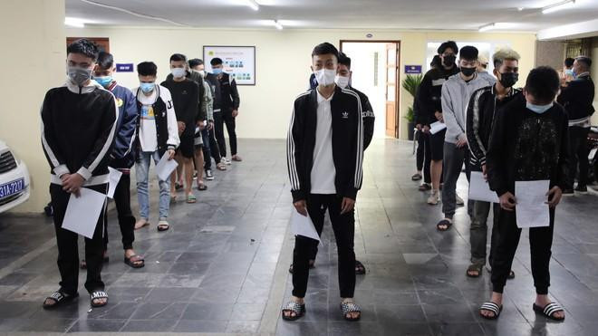 Các đối tượng thanh, thiếu niên có hành vi tụ tập điều khiển xe máy phóng quá tốc độ, lạng lách, đánh võng... vi phạm trật tự an toàn giao thông bị Công an Hà Nội xử lý Các đối tượng thanh, thiếu niên có hành vi tụ tập điều khiển xe máy phóng quá tốc độ, lạng lách, đánh võng... vi phạm trật tự an toàn giao thông bị Công an Hà Nội xử lý