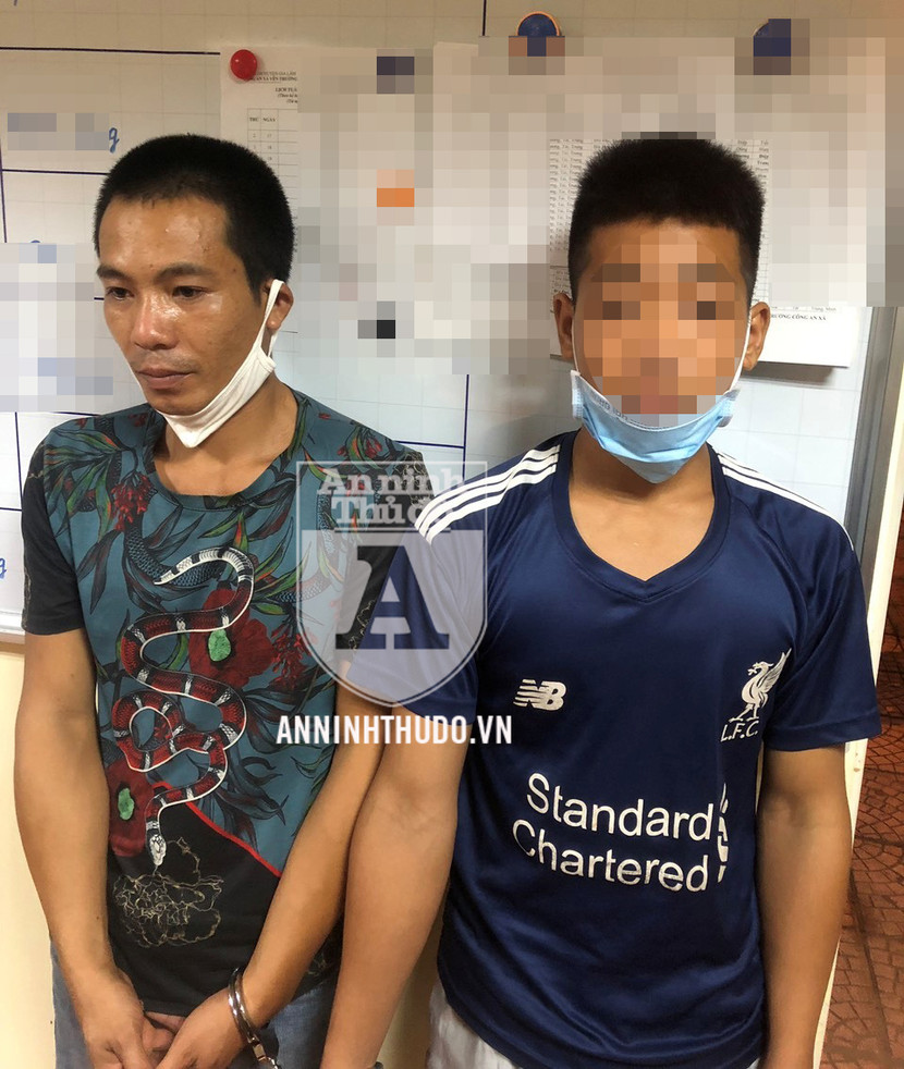 Đối tượng Vinh (trái) ngồi sau xe máy và nhanh tay phi tang gói ma túy Đối tượng Vinh (trái) ngồi sau xe máy và nhanh tay phi tang gói ma túy