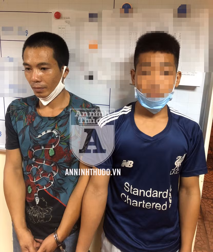 Đối tượng Vinh (trái) ngồi sau xe máy và nhanh tay phi tang gói ma túy