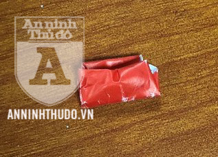 Gói ma túy đựng heroin và viên nén ma túy tổng hợp mà đối tượng giấu trên người Gói ma túy đựng heroin và viên nén ma túy tổng hợp mà đối tượng giấu trên người