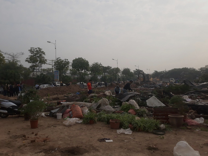 Lực lượng chức năng quận Long Biên tiến hành thu hồi mặt bằng theo đúng quy định pháp luật