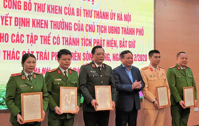 Đồng chí Nguyễn Văn Phong trao Thư khen của Bí thư Thành ủy Hà Nội cho các tập thể. Đồng chí Nguyễn Văn Phong trao Thư khen của Bí thư Thành ủy Hà Nội cho các tập thể.