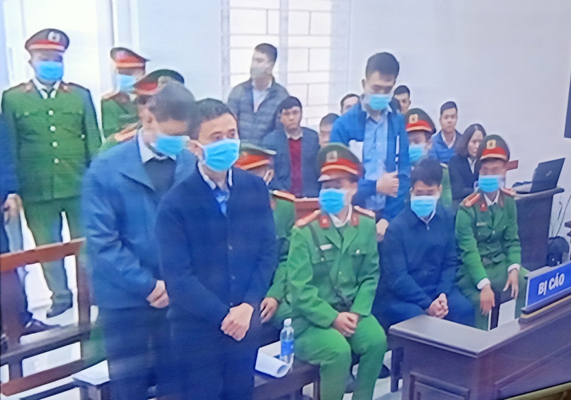 Các bị cáo tại phiên xét xử sáng 11-12