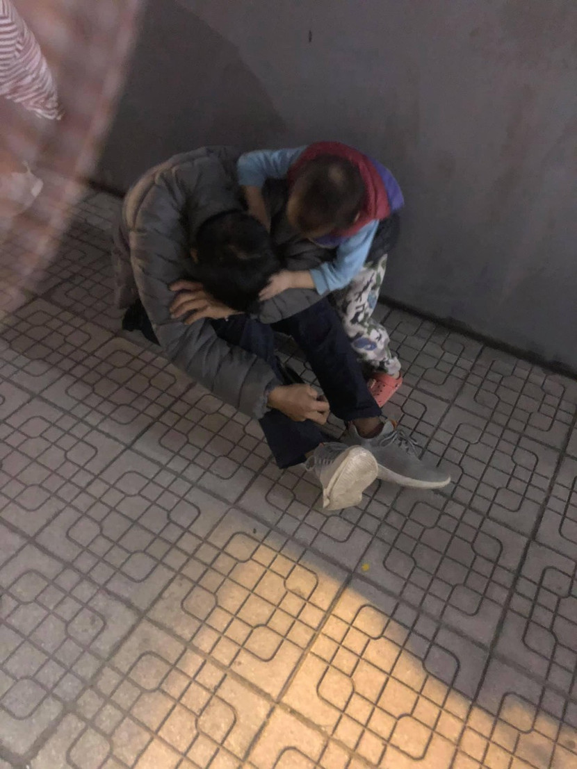 Hình ảnh nhiều cảm xúc giữa Q. và con trai Hình ảnh nhiều cảm xúc giữa Q. và con trai