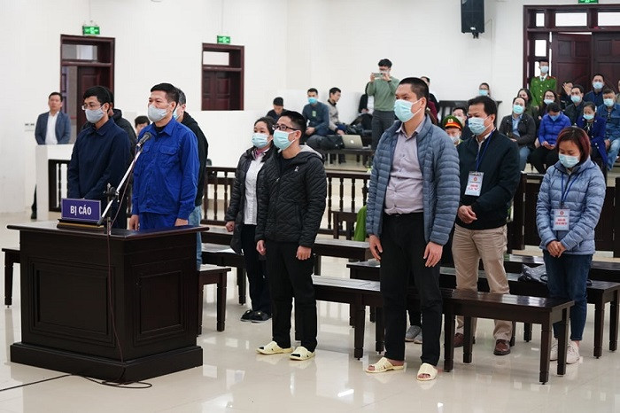 Các bị cáo tại phiên xét xử sáng 11-12