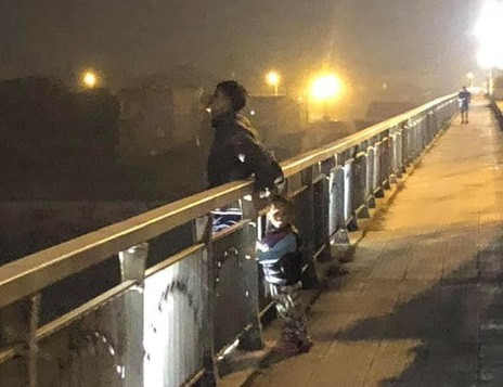 Q. và cháu bé thời điểm ở cầu Đông Trù Q. và cháu bé thời điểm ở cầu Đông Trù