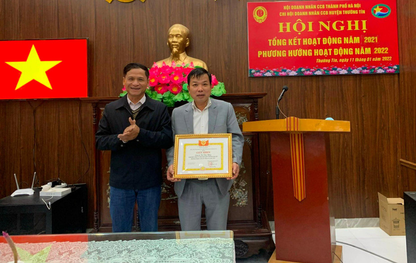 Lãnh đạo Hội Doanh nhân CCB thành phố troao bằng khen cho hội viên - Thường trực Hội CCB huyện Lãnh đạo Hội Doanh nhân CCB thành phố troao bằng khen cho hội viên - Thường trực Hội CCB huyện