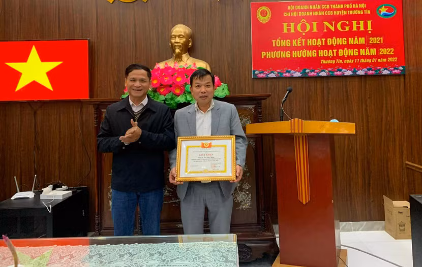 Lãnh đạo Hội Doanh nhân CCB thành phố troao bằng khen cho hội viên - Thường trực Hội CCB huyện