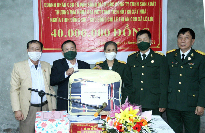 Lãnh đạo Hội doanh nhân Hội cựu chiến binh thành phố và đồng chí Tạ Văn Bằng trao số tiền tặng đồng chí Lê Thị Ân Lãnh đạo Hội doanh nhân Hội cựu chiến binh thành phố và đồng chí Tạ Văn Bằng trao số tiền tặng đồng chí Lê Thị Ân