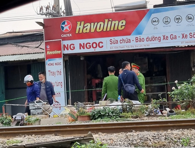 Lực lượng chức năng phong tỏa, khám nghiệm hiện trường vụ cháy