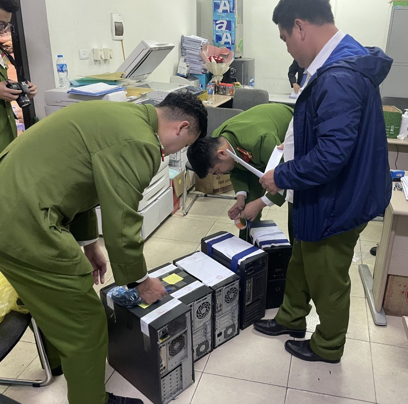 CQĐT niêm phong thiết bị lưu giữ dữ liệu của Trung tâm đăng kiểm